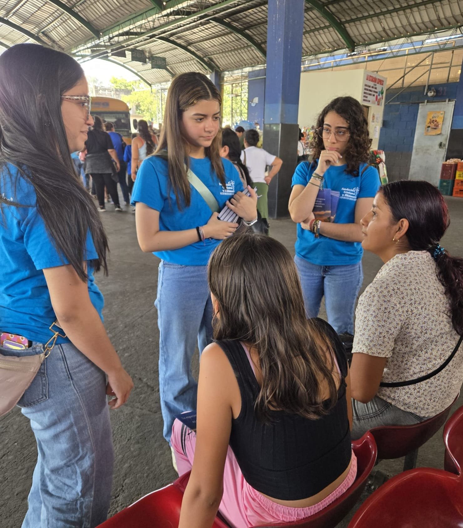 Evangelismo en la estación de guaguas