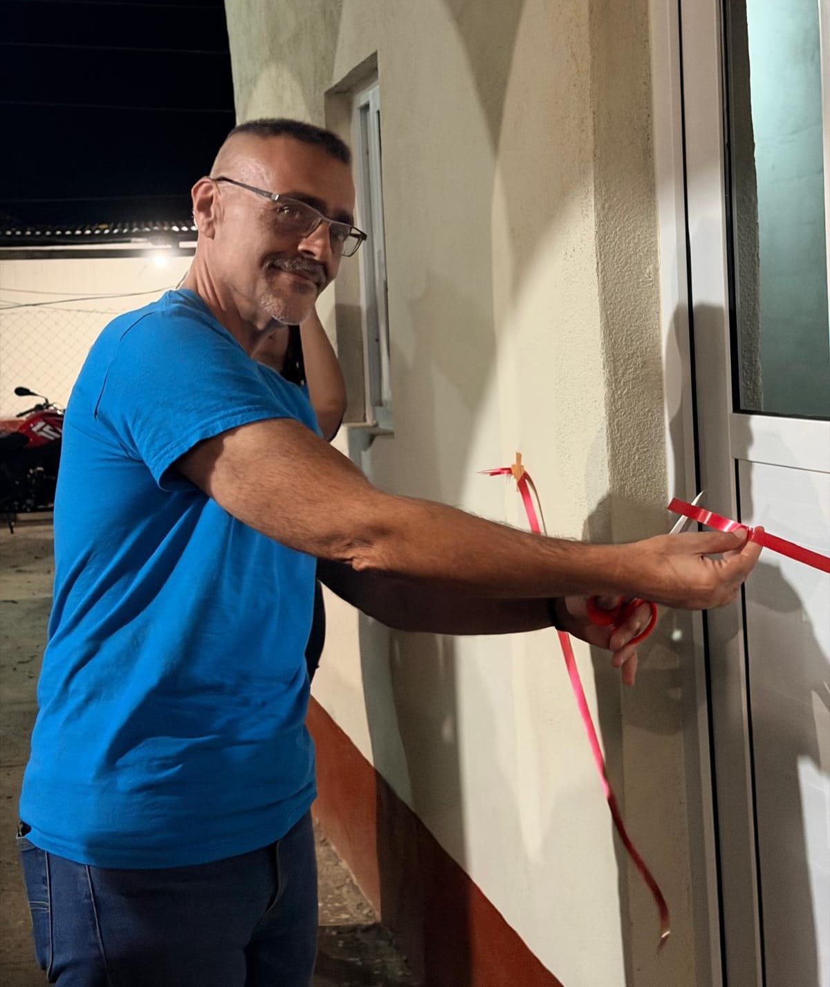 Corte de cinta — inauguración de la biblioteca