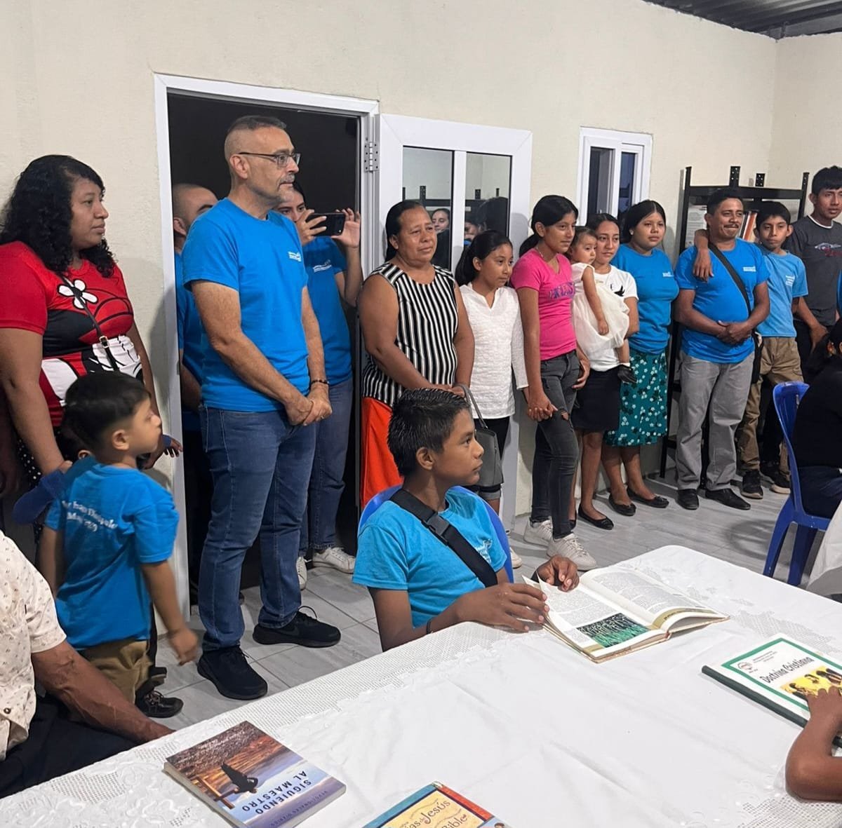 Comunidad reunida en la inauguración de la biblioteca