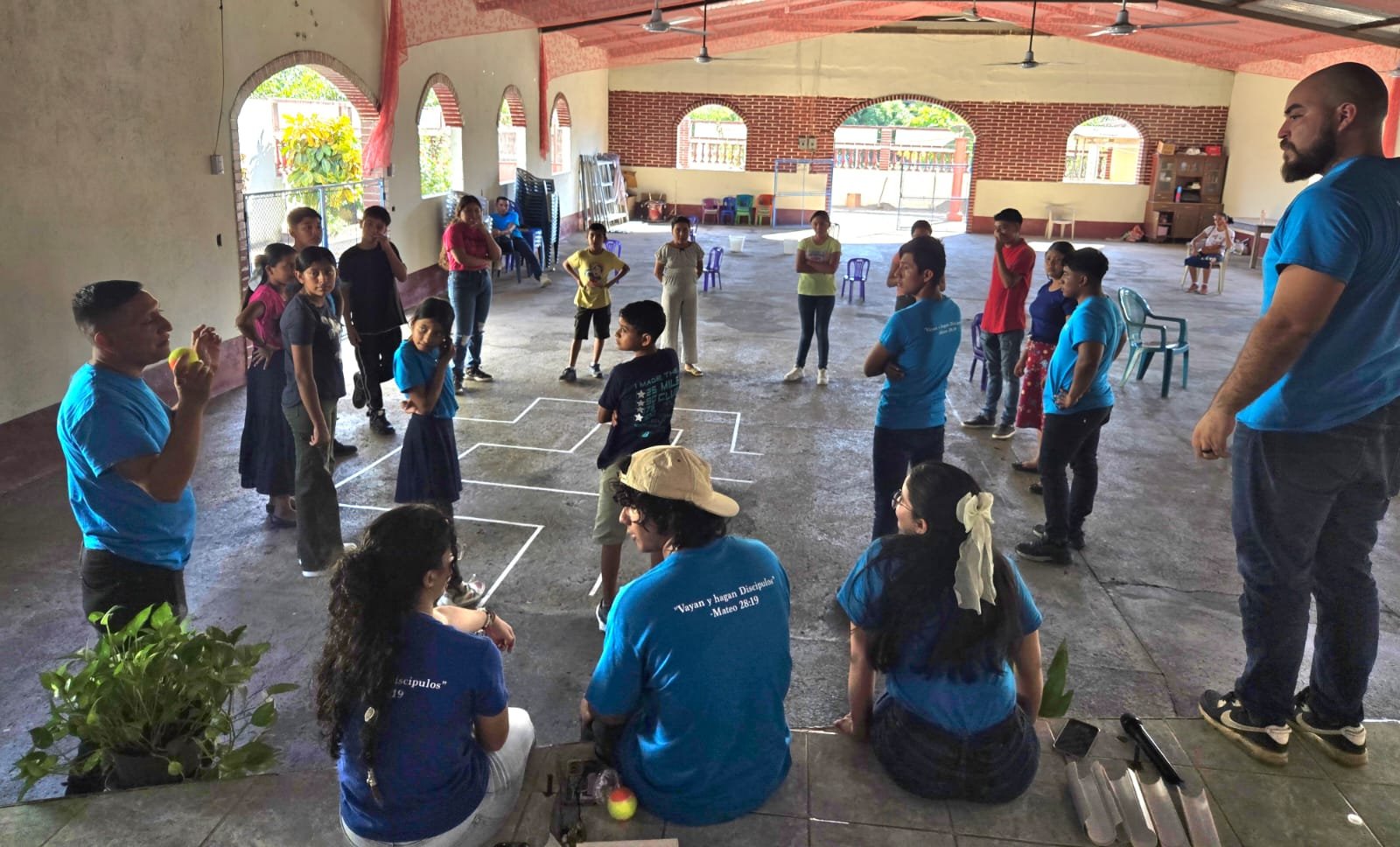 Dinámica grupal en el campamento de jóvenes