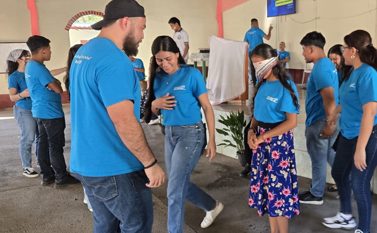 Actividad de confianza en el campamento