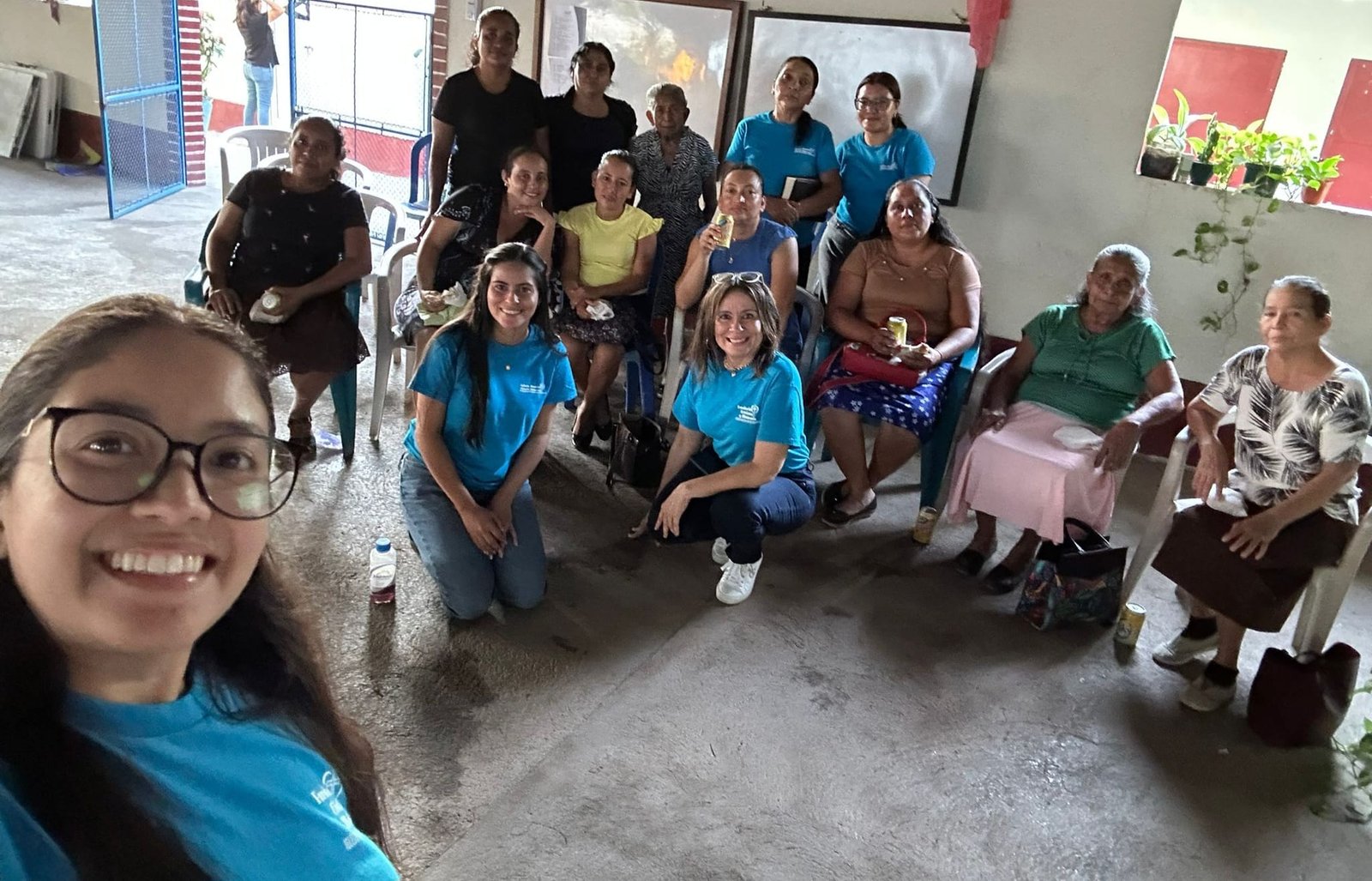 Mujeres reunidas en el taller de damas